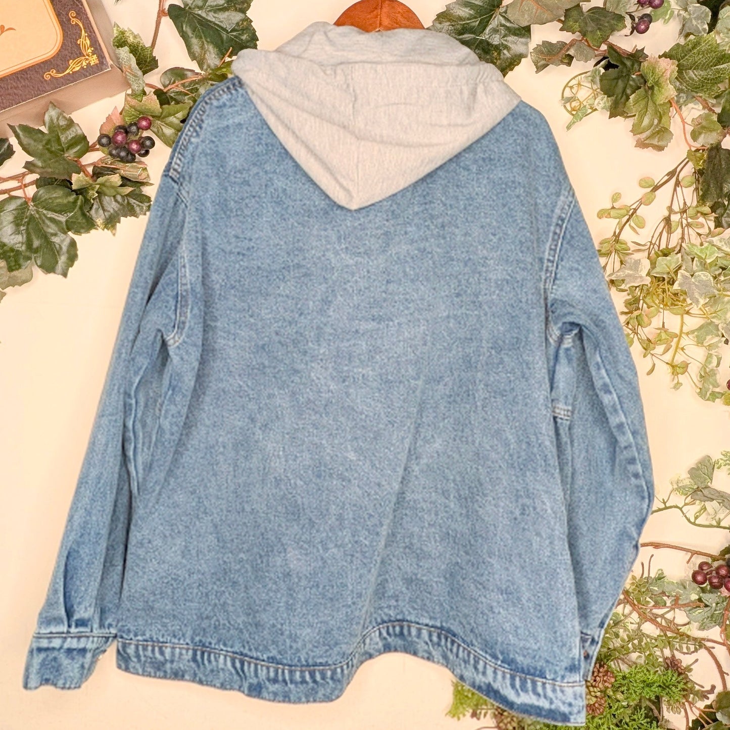 青空のフード付きデニムジャケット