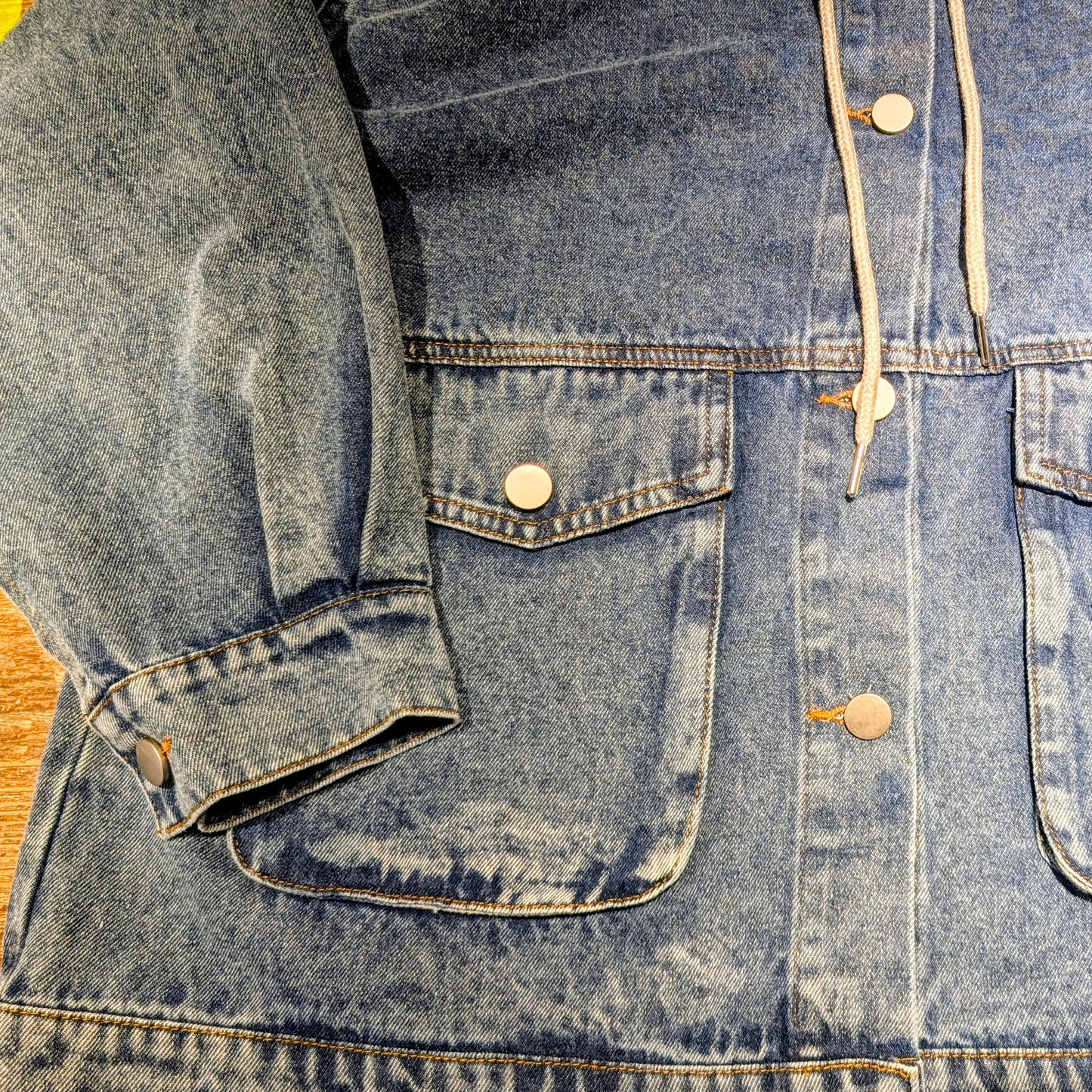 青空のフード付きデニムジャケット