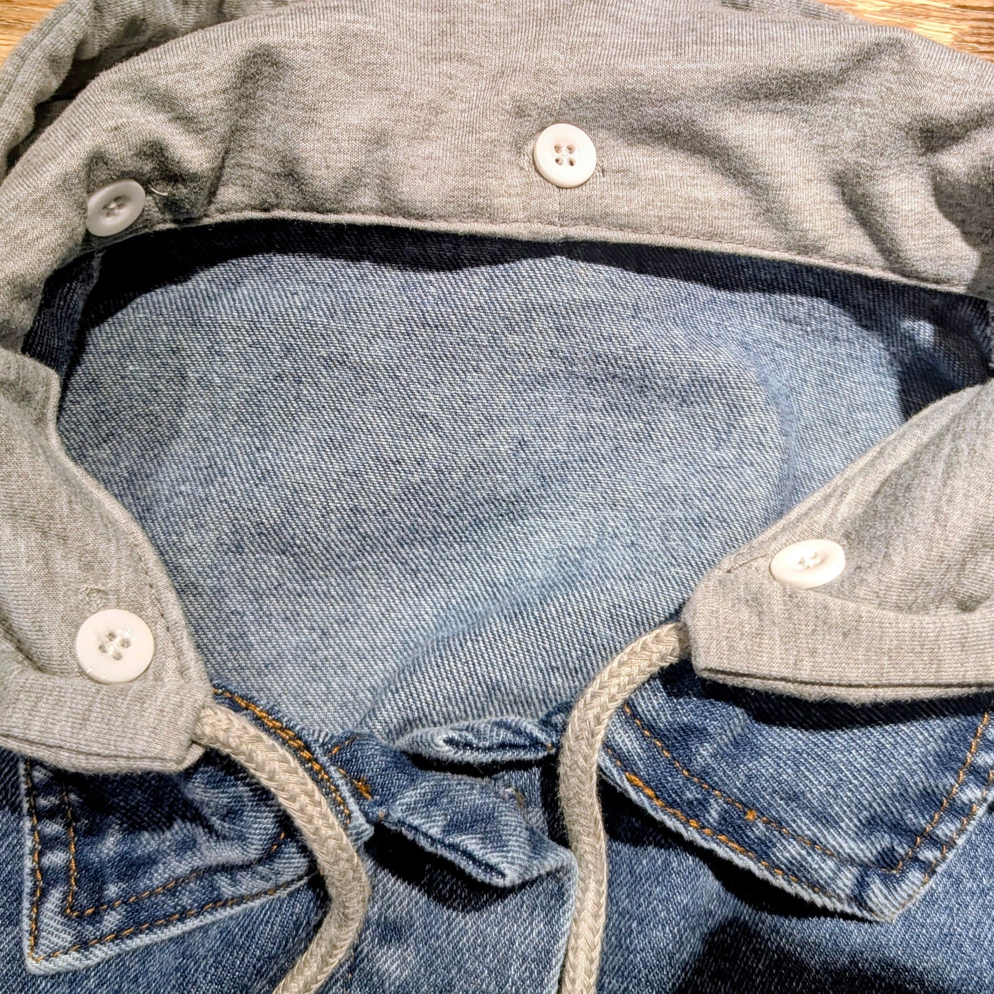 青空のフード付きデニムジャケット