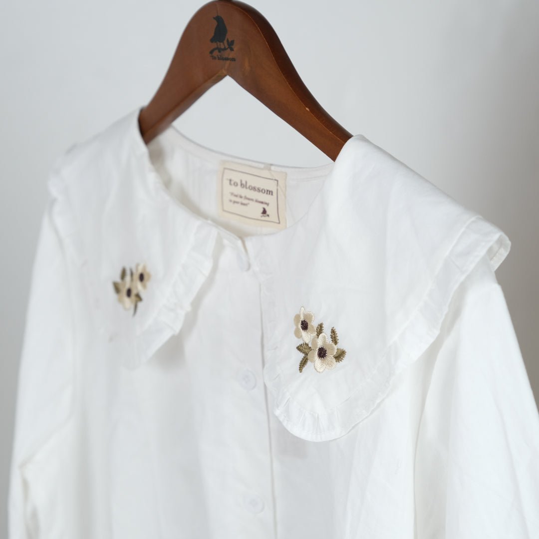 襟花刺しゅうブラウス - to blossom (8200247312516)