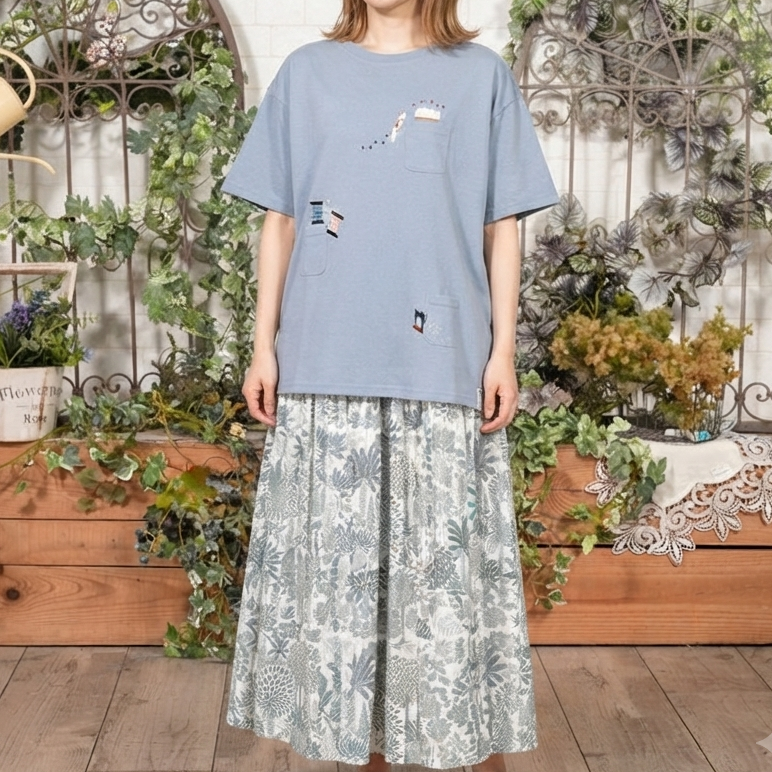 手仕事刺繍の多ポケットTシャツ