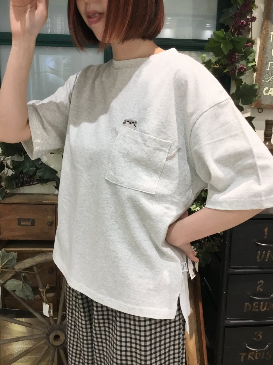 カワウソ刺繍のポケット付きTシャツ - to blossom (7252392935556)