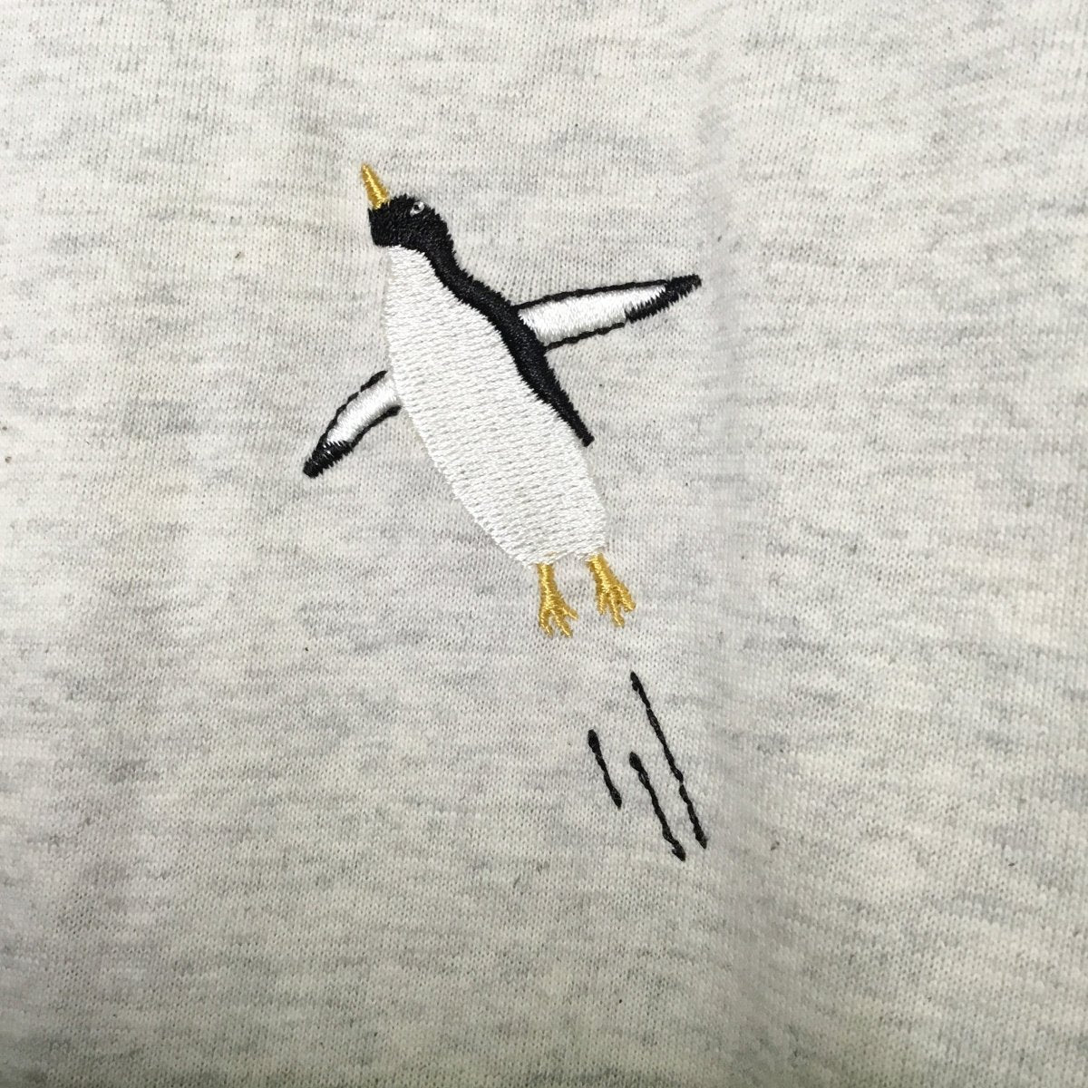 愉快なペンギン刺繍の配色切替プルオーバー - to blossom (7159210672260)
